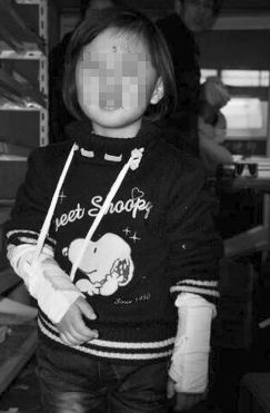 һ��(g��)СŮ�����p�ֹ���������Ę��߀�кܶ�Ѫ��